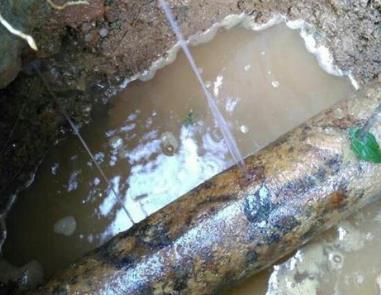 盘锦楼顶渗水维修公司分享下地暖漏水的原因及检测方法。